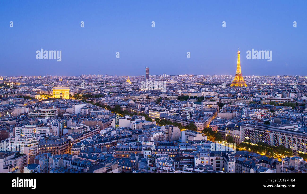 Paris skyline della città, l'Arco di Trionfo e la Torre Eiffel, vista sopra i tetti di Parigi, Francia, Europa Foto Stock