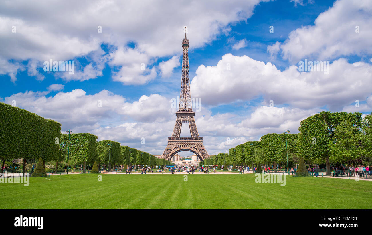 Parc du Champ de Mars e la Torre Eiffel, Parigi, Francia Foto Stock