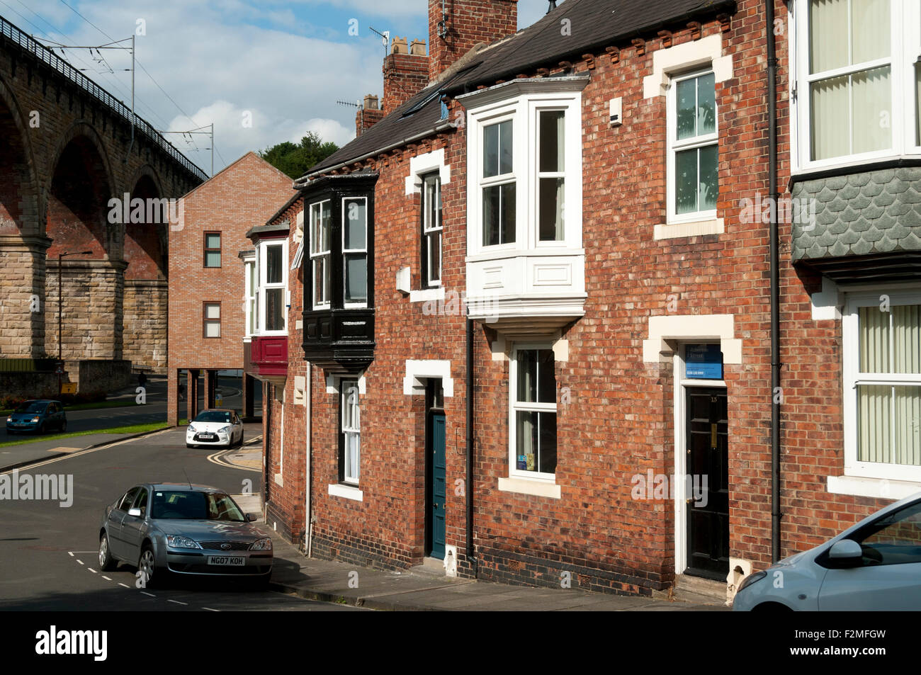 Villette a schiera con piano superiore oriel windows, Atherton Street, Durham City, England, Regno Unito Foto Stock