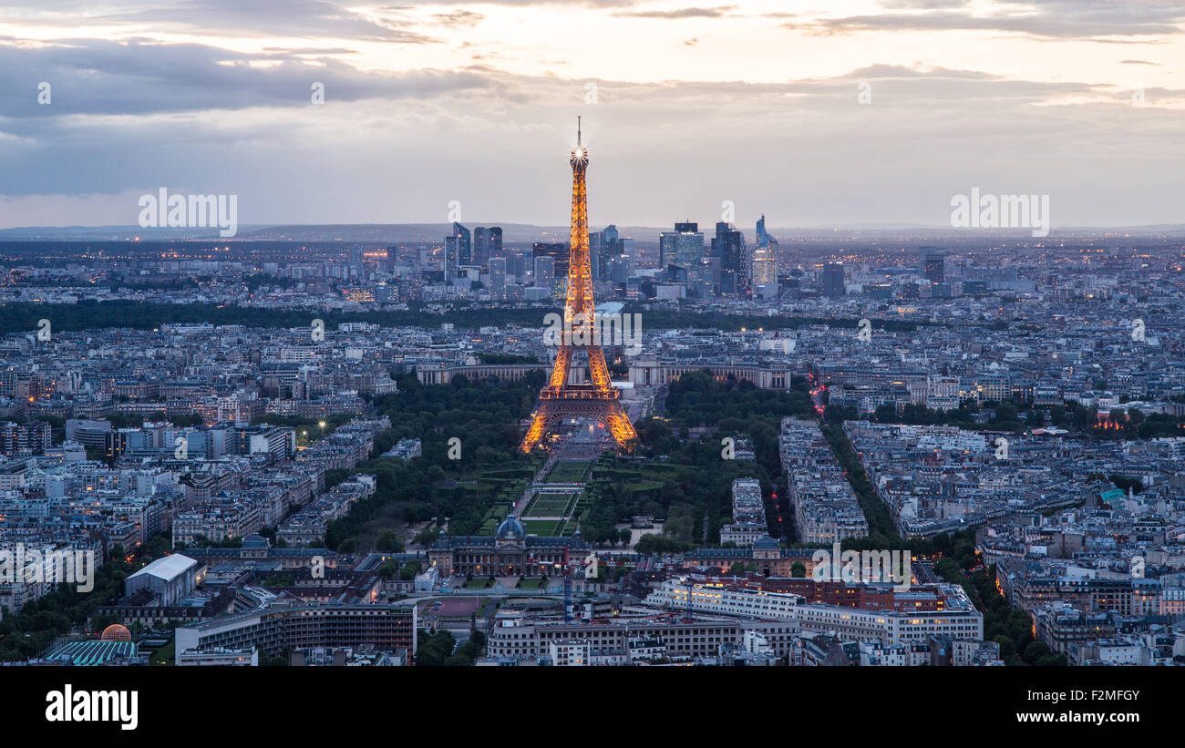 Vista in elevazione della Torre Eiffel, skyline della città e La Defense skyscrapper distretto a distanza, Parigi, Francia, Europa Foto Stock