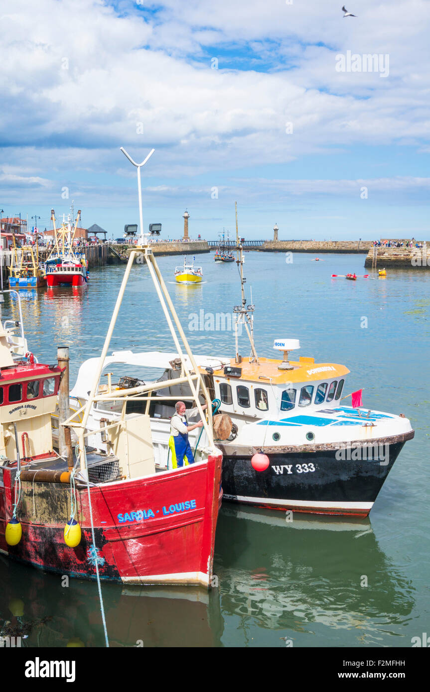 porto di whitby con pescherecci da traino e piccole imbarcazioni nel nord dello yorkshire inghilterra regno unito gb europa Foto Stock