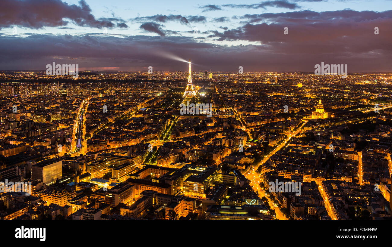 Vista in elevazione della Torre Eiffel, skyline della città e La Defense skyscrapper distretto a distanza, Parigi, Francia, Europa Foto Stock