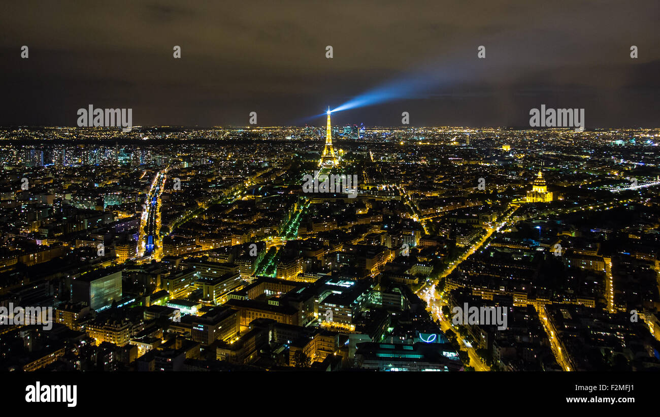 Vista in elevazione della Torre Eiffel, skyline della città e La Defense skyscrapper distretto a distanza, Parigi, Francia, Europa Foto Stock