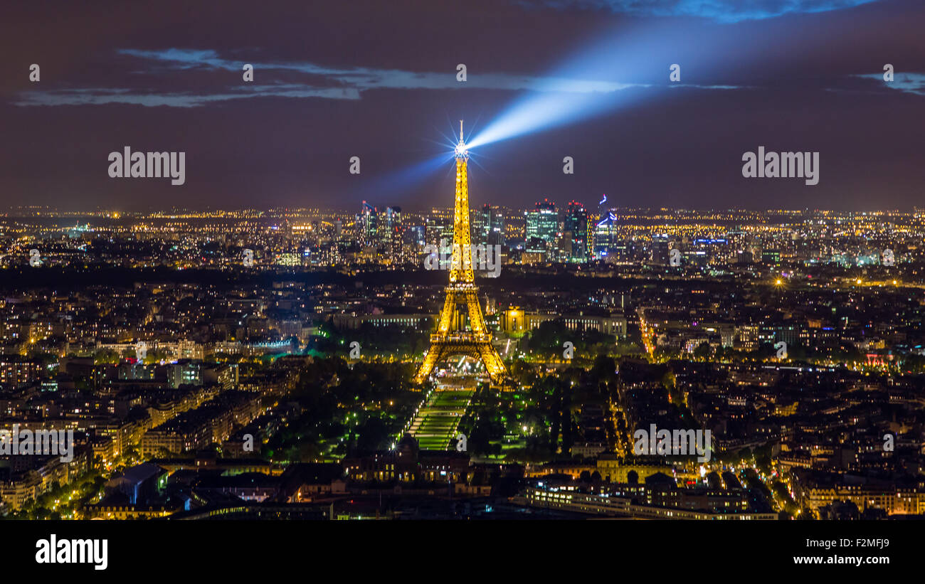 Vista in elevazione della Torre Eiffel, skyline della città e La Defense skyscrapper distretto a distanza, Parigi, Francia, Europa Foto Stock