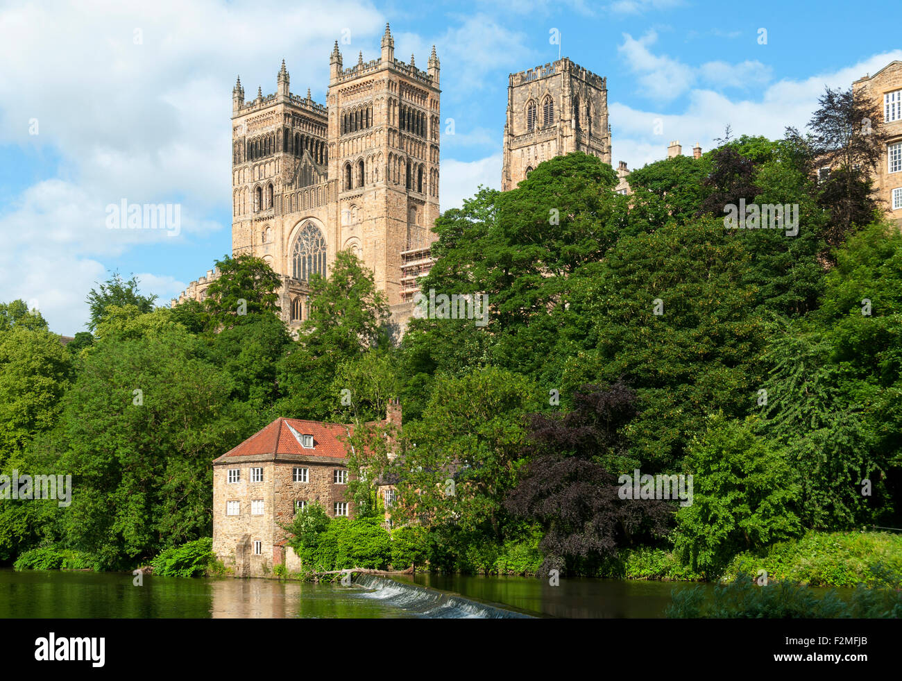 La Cattedrale di Durham e il vecchio Fulling Mill oltre il fiume usura. Durham, Inghilterra, Regno Unito. Foto Stock