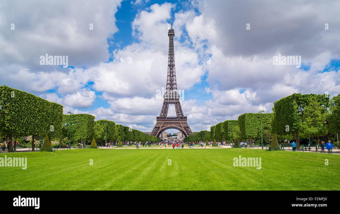 Parc du Champ de Mars e la Torre Eiffel, Parigi, Francia Foto Stock