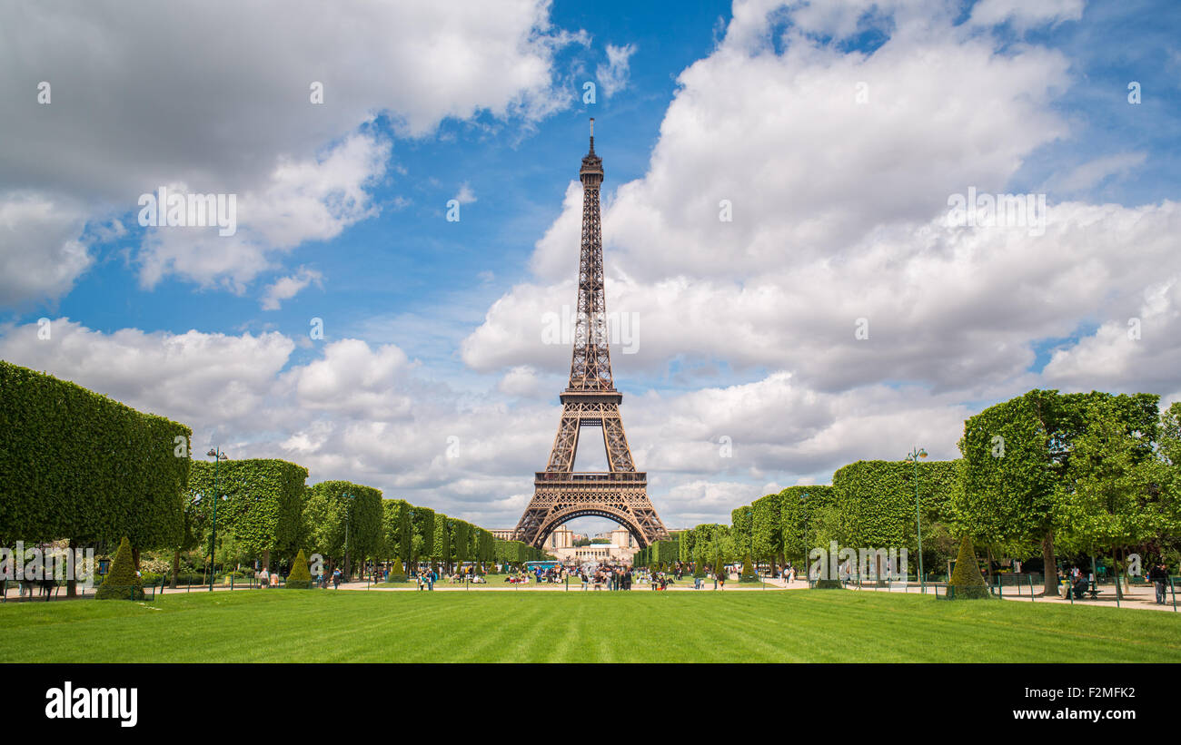 Parc du Champ de Mars e la Torre Eiffel, Parigi, Francia Foto Stock