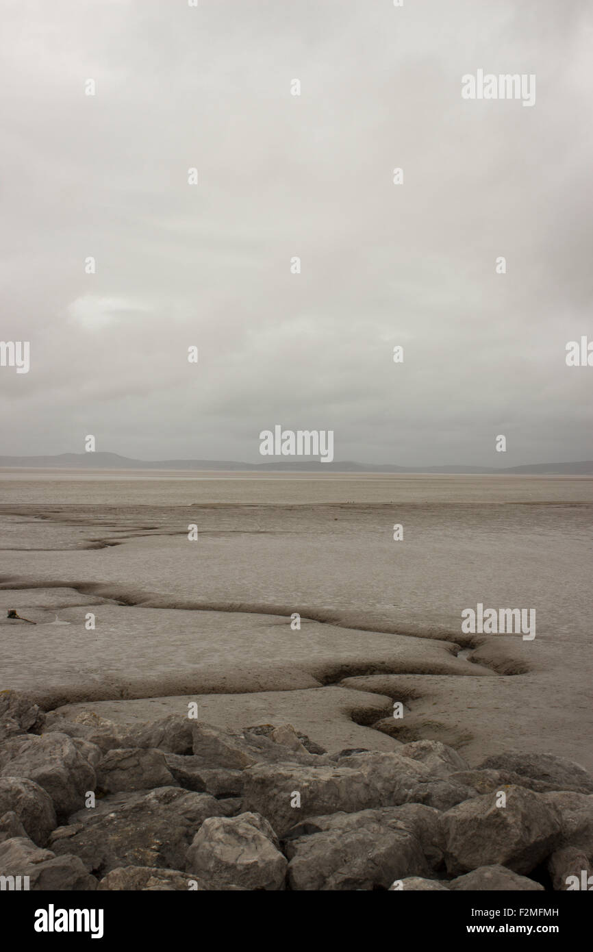 La spiaggia di baia di Morecambe situata di fronte. Regno Unito Foto Stock