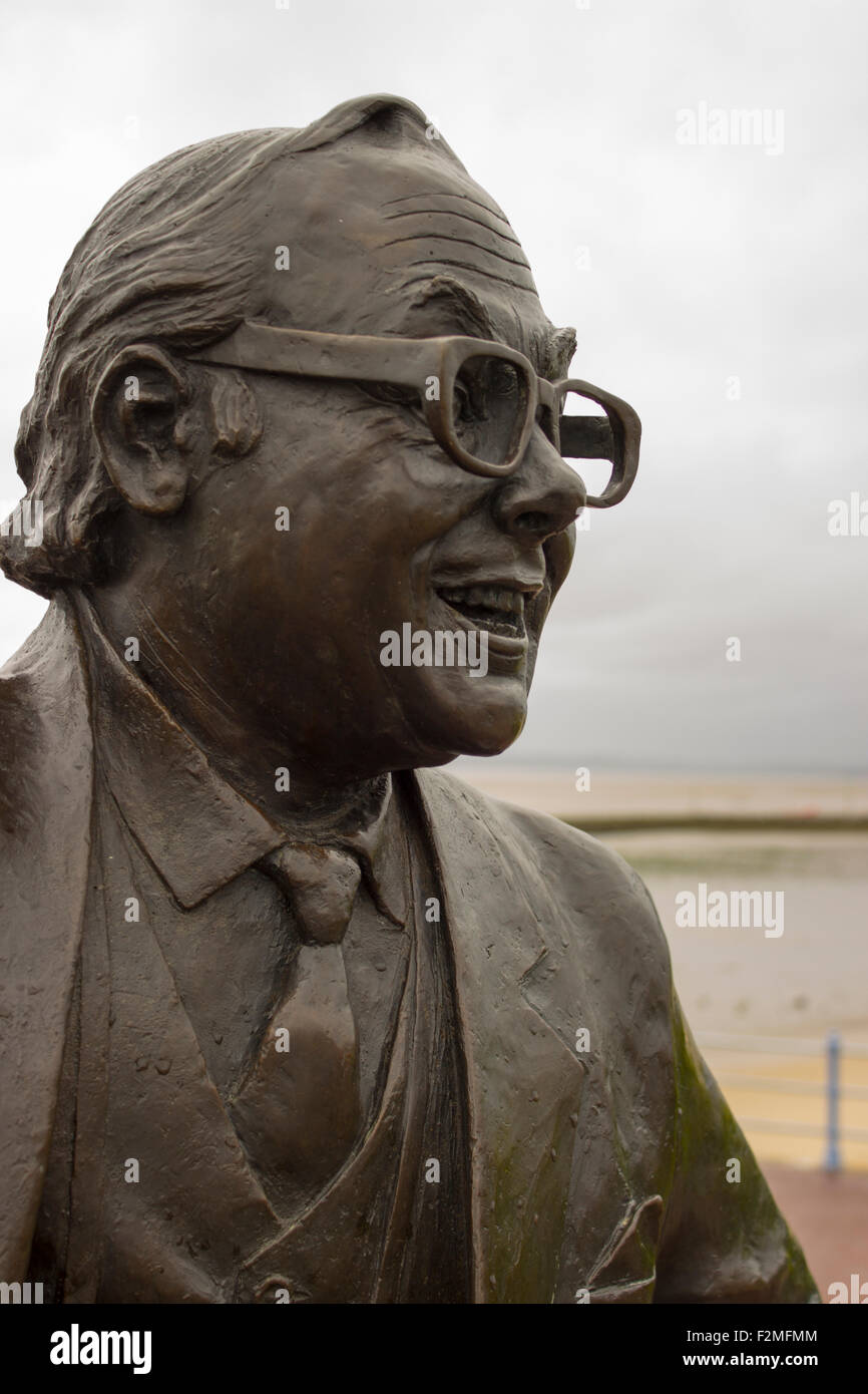 Statua di bronzo di Eric Morecambe sulla baia di Morecambe situata di fronte. Regno Unito Foto Stock