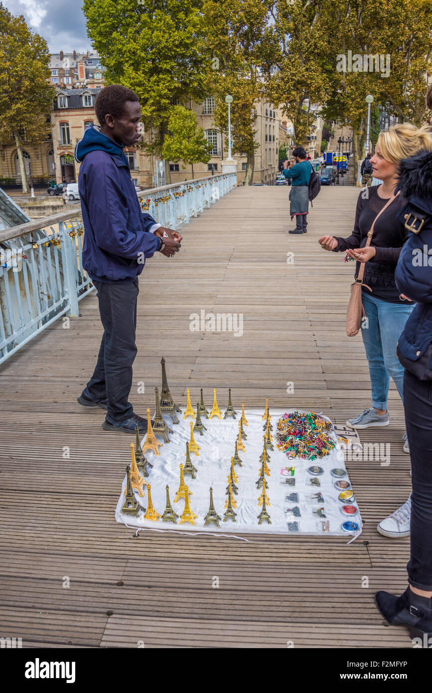 Un Francese uomo africano vendita di serrature e portachiavi per turisti su  un ponte nella città europea di Parigi in Francia Foto stock - Alamy