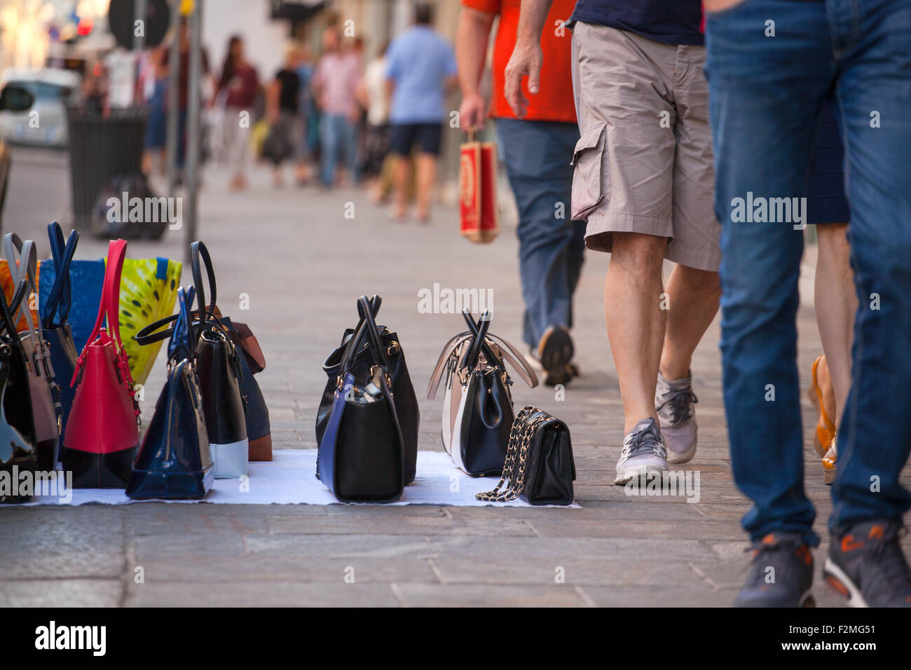 Contraffazione di borse italiane per le vendite in strada Foto Stock