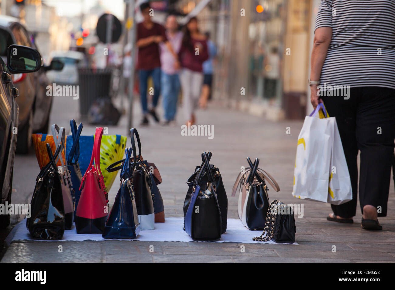 Contraffazione di borse italiane per le vendite in strada Foto Stock