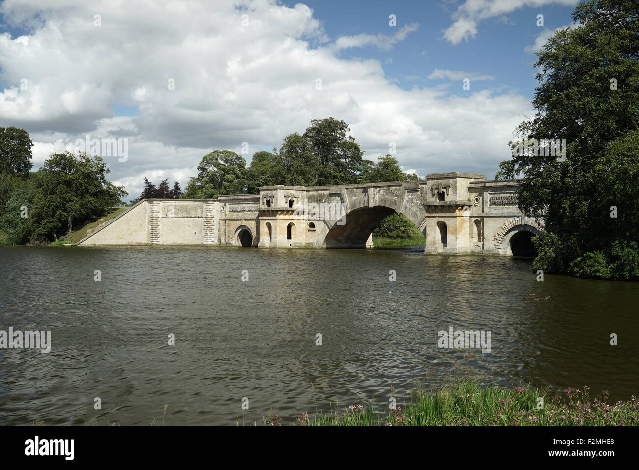 Il Grand Bridge al Palazzo di Blenheim, Oxfordshire -1 Foto Stock