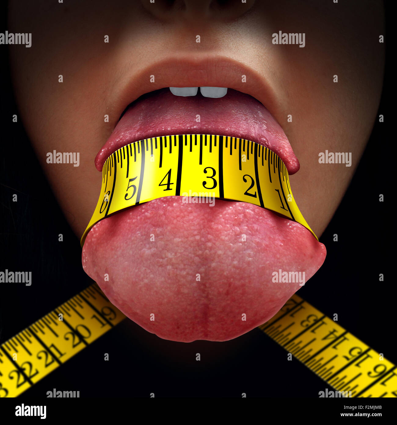 Calorie nozione di restrizione come una misura di nastro avvolto stretto intorno a una lingua umana come una dieta di digiuno o diete simbolo per anoressia o controllo della dieta. Foto Stock