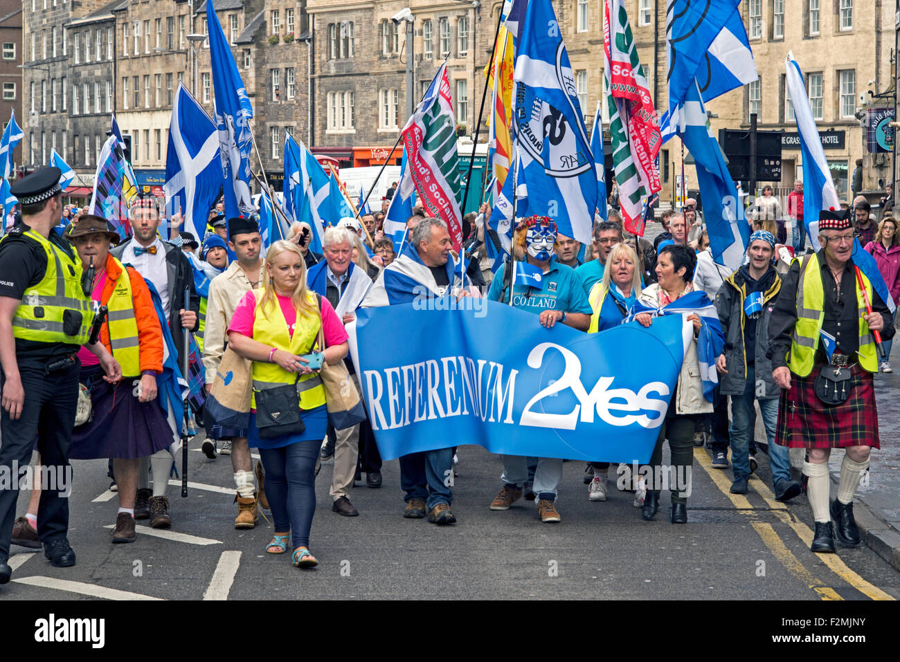 Un rally dal SNP sostenitori per il primo anniversario della indipendenza scozzese Referendum chiamando per un secondo referendum. Foto Stock