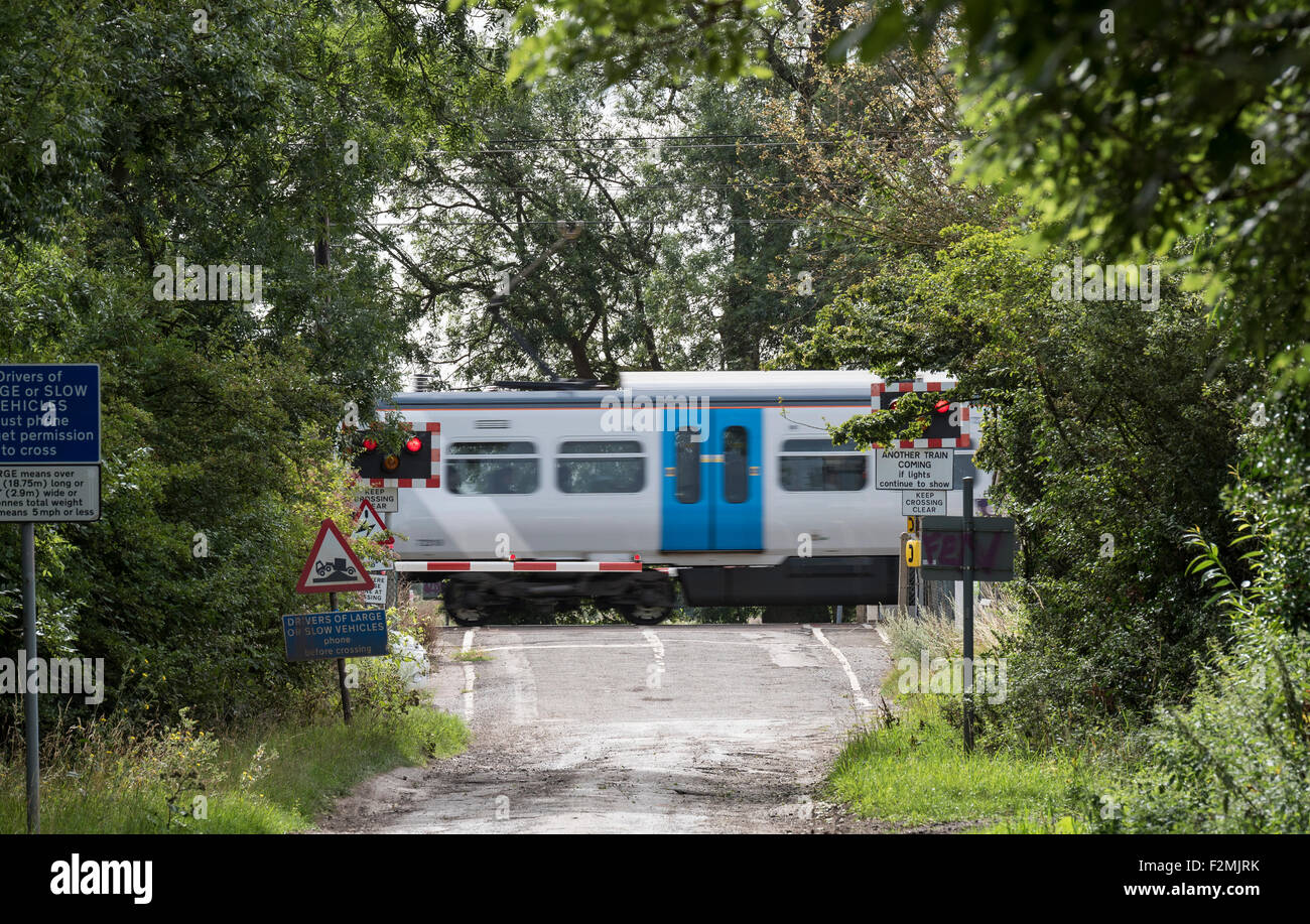 Treno che passa oltre il passaggio a livello Fen Road Milton Foto Stock