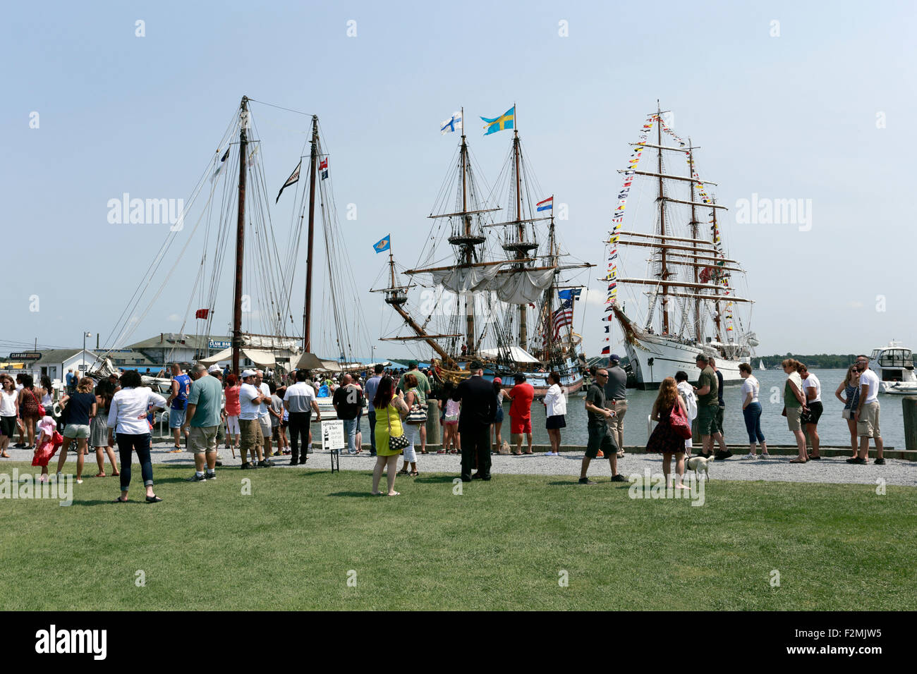 La gente in linea per visualizzare le navi a tall ship festival porto Greenport Long Island New York Foto Stock