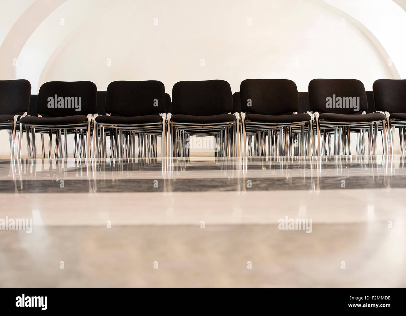 Camera di classe con sedie in una fila di attesa per una classe. Foto Stock