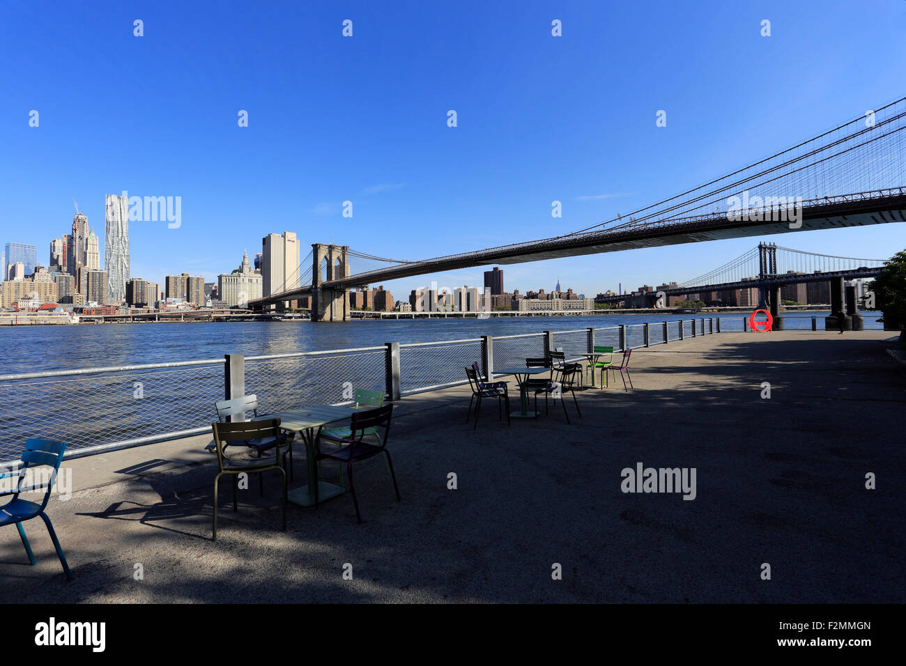 Il Ponte di Brooklyn a Fulton Landing park Brooklyn New York City Foto Stock