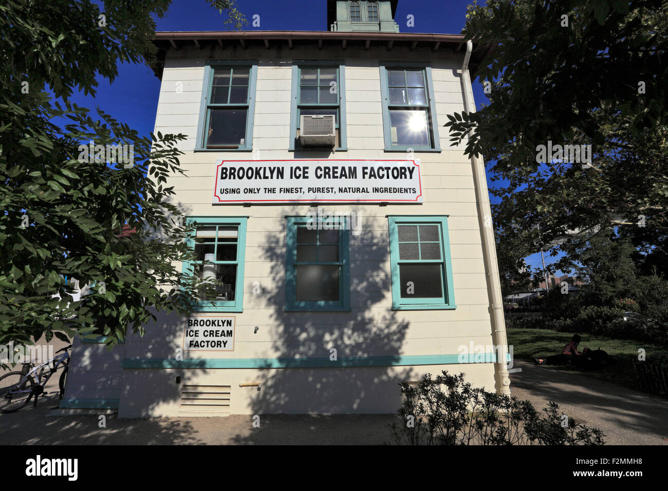 Il Brooklyn Ice Cream Factory sotto il ponte di Brooklyn a Fulton Landing Park Brooklyn New York City Foto Stock