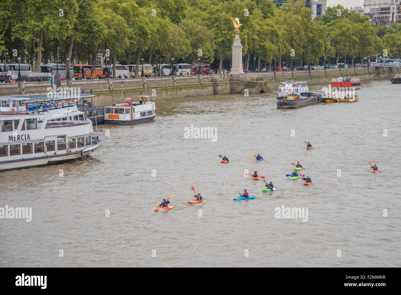 Persone canoa sul fiume Tamigi nella città di Londra REGNO UNITO Foto Stock