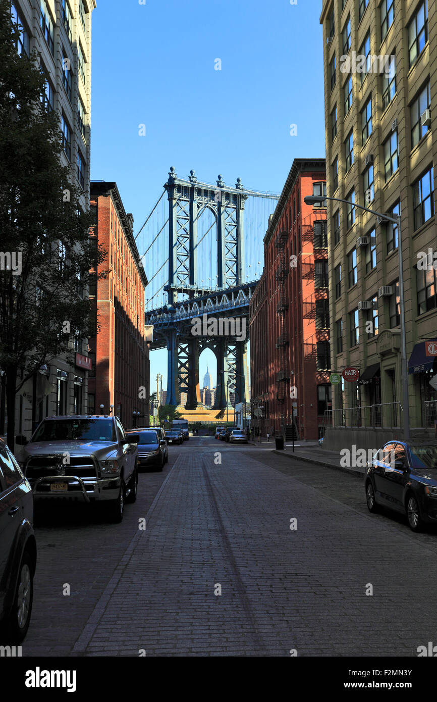 La torre del ponte di Manhattan come visto dal DUMBO distretto di Brooklyn a New York City Foto Stock