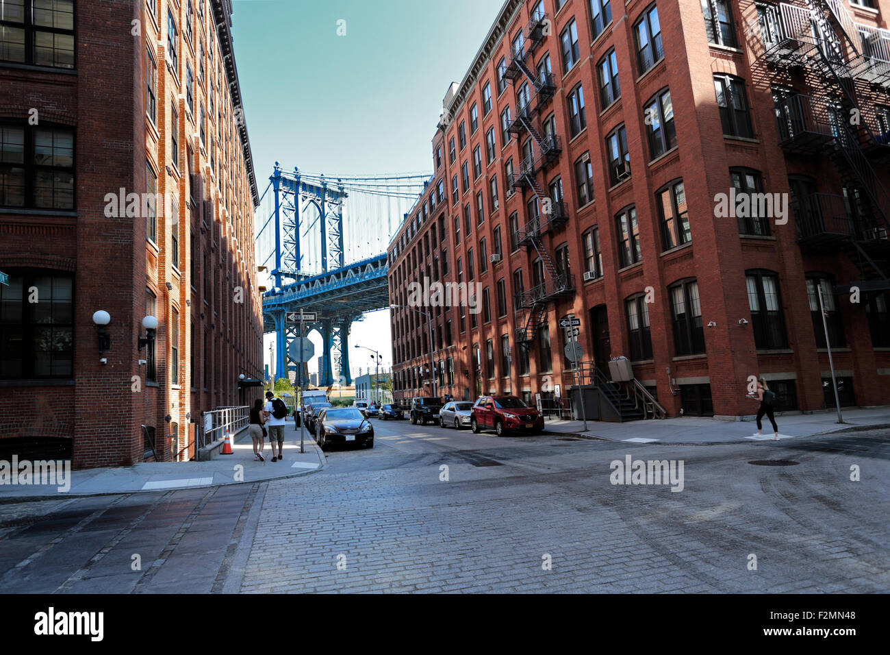La torre del ponte di Manhattan come visto dal DUMBO distretto di Brooklyn a New York City Foto Stock