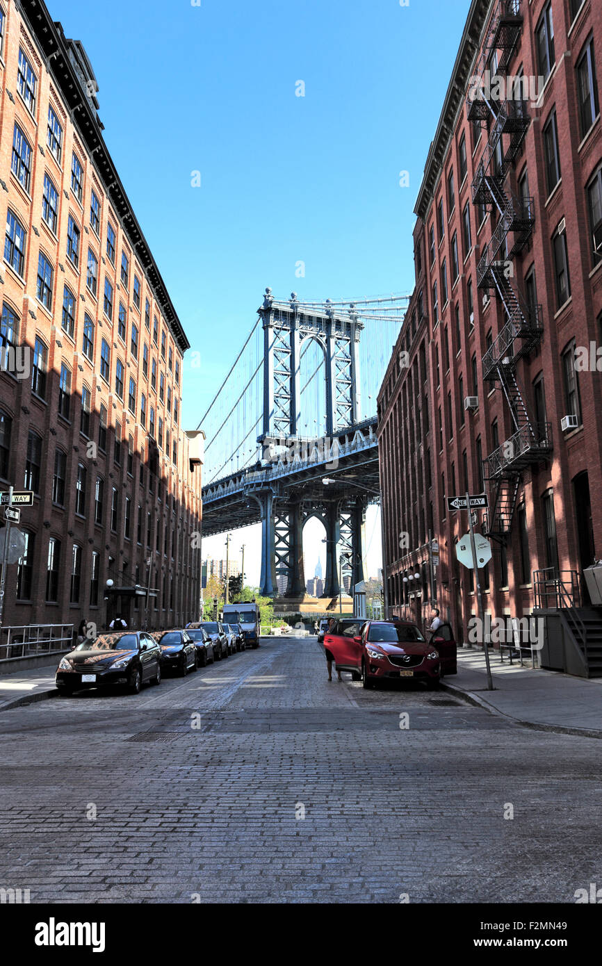 La torre del ponte di Manhattan come visto dal DUMBO distretto di Brooklyn a New York City Foto Stock