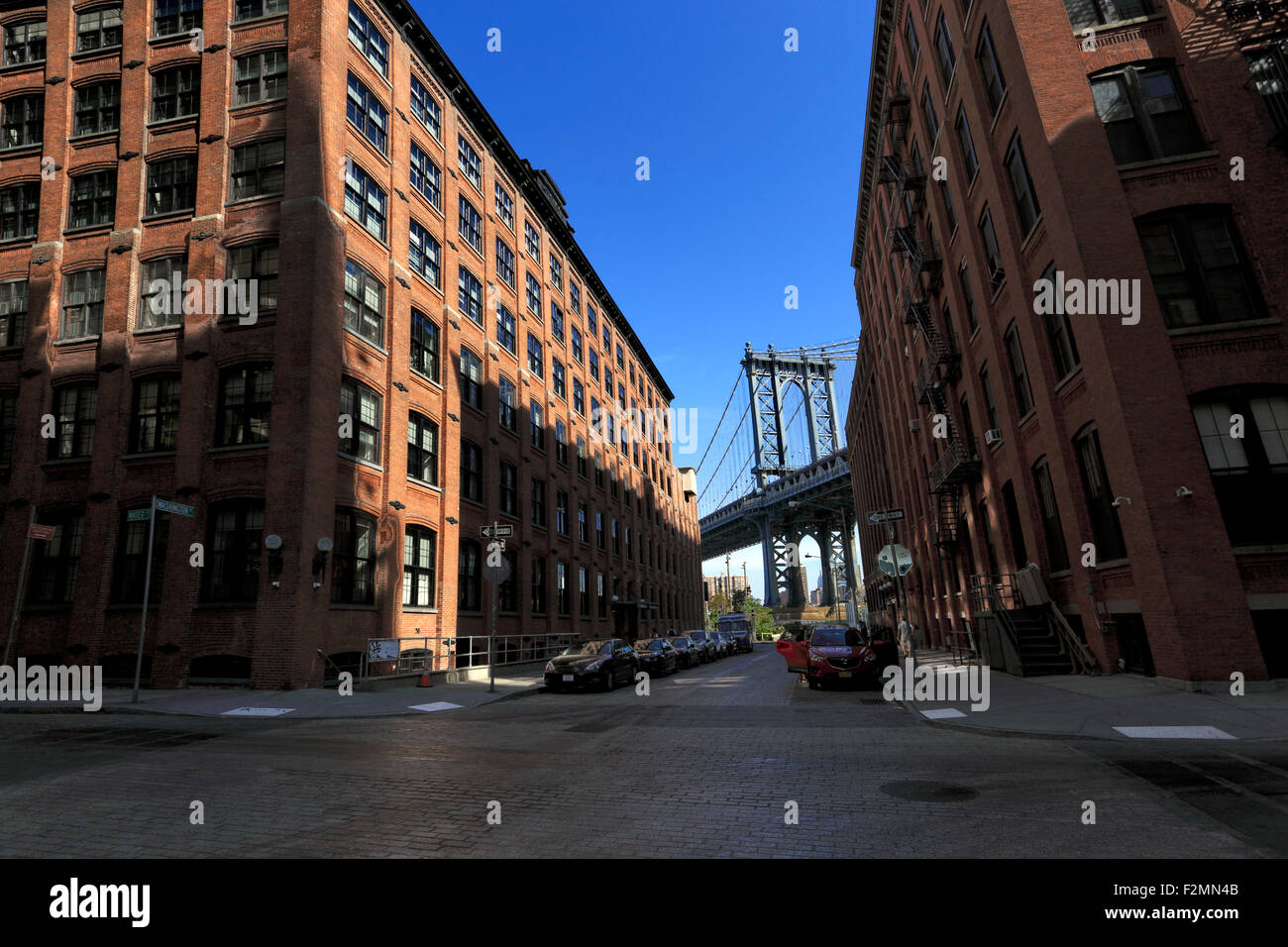 La torre del ponte di Manhattan come visto dal DUMBO distretto di Brooklyn a New York City Foto Stock