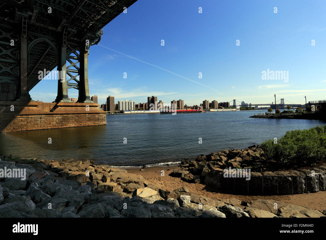 Vista l'East River da sotto il lato Brooklyn del Manhattan Bridge Foto Stock