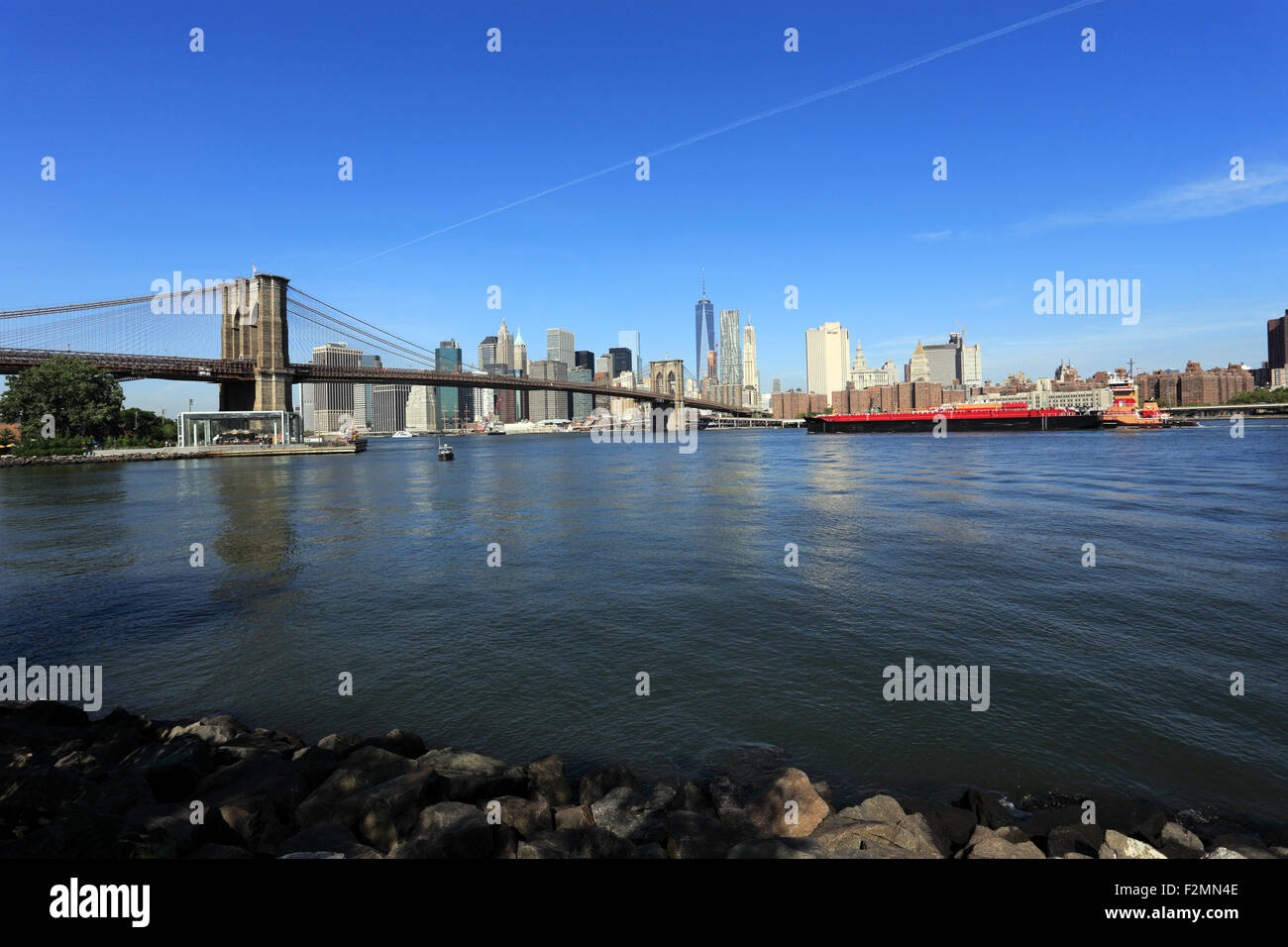 Il Ponte di Brooklyn guardando ad ovest verso la skyline di Manhattan a New York City Foto Stock