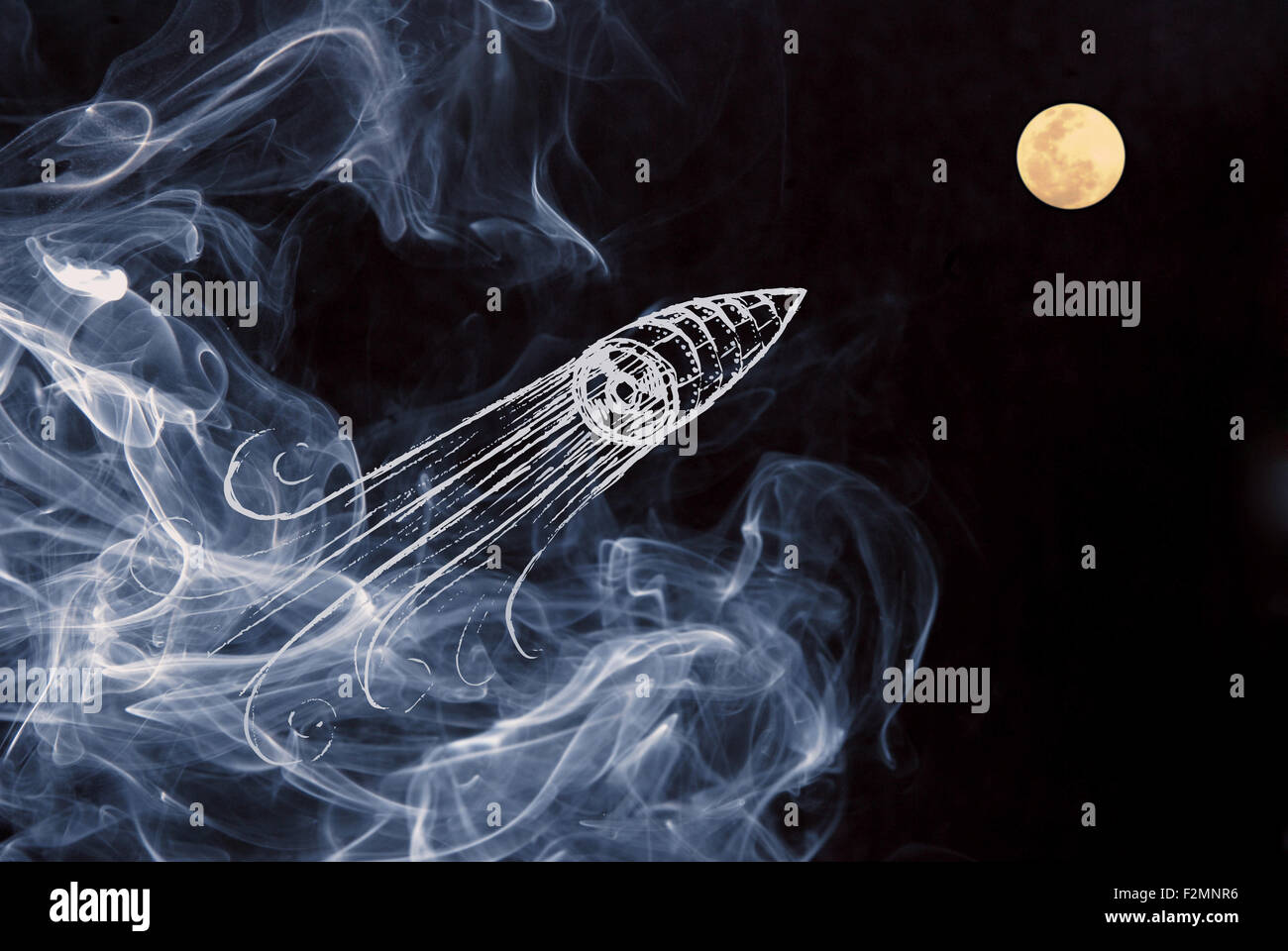 Essere creativi sul tuo avvio progetto composizione con disegnati a mano la nave spaziale Lancio over night Moon sky con sfondo di fumo. Foto Stock