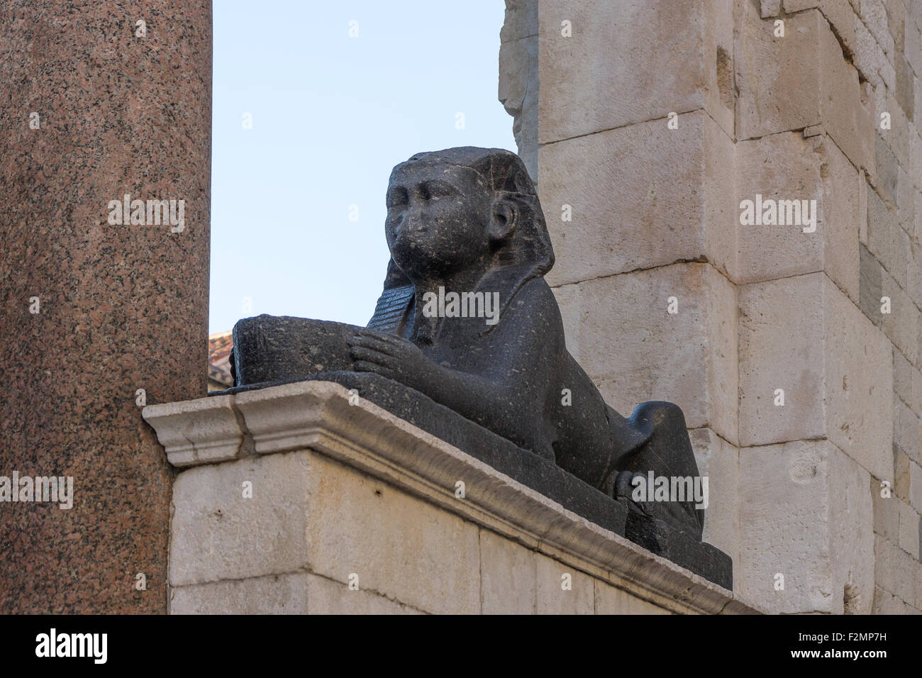 In granito nero sfinge egizia statua presso il Palazzo di Diocleziano a Split, Croazia. Foto Stock