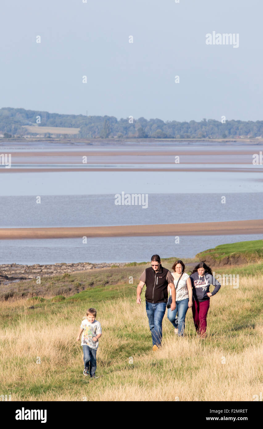 Una bella passeggiata in famiglia in Severn estury vicino Purton, Gloucestershire, England, Regno Unito Foto Stock