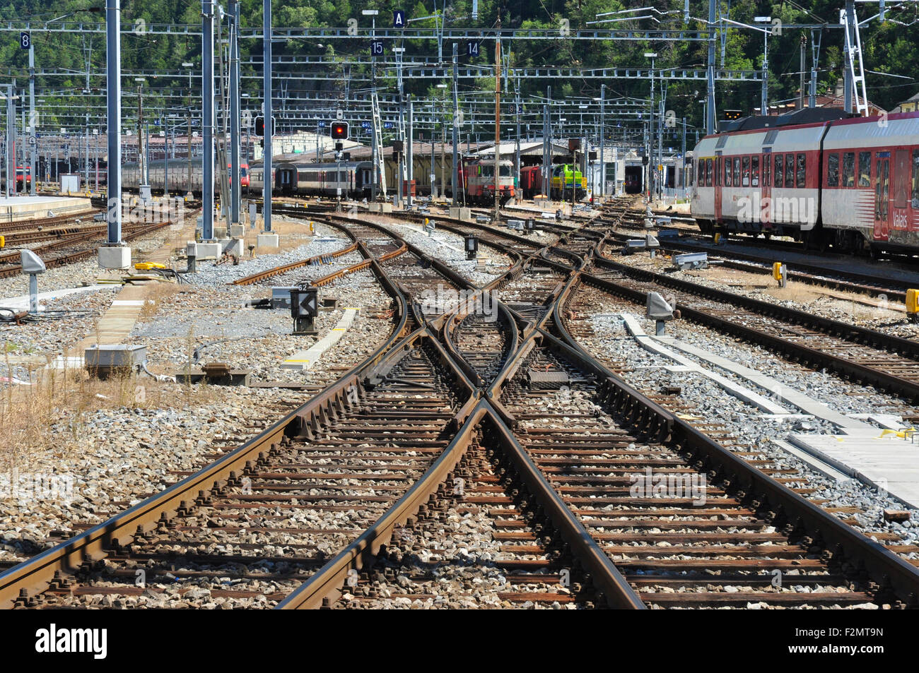 Doppio incrocio di slittamento sui propri lavori ferroviario alla stazione di Briga, Vallese, Svizzera Foto Stock