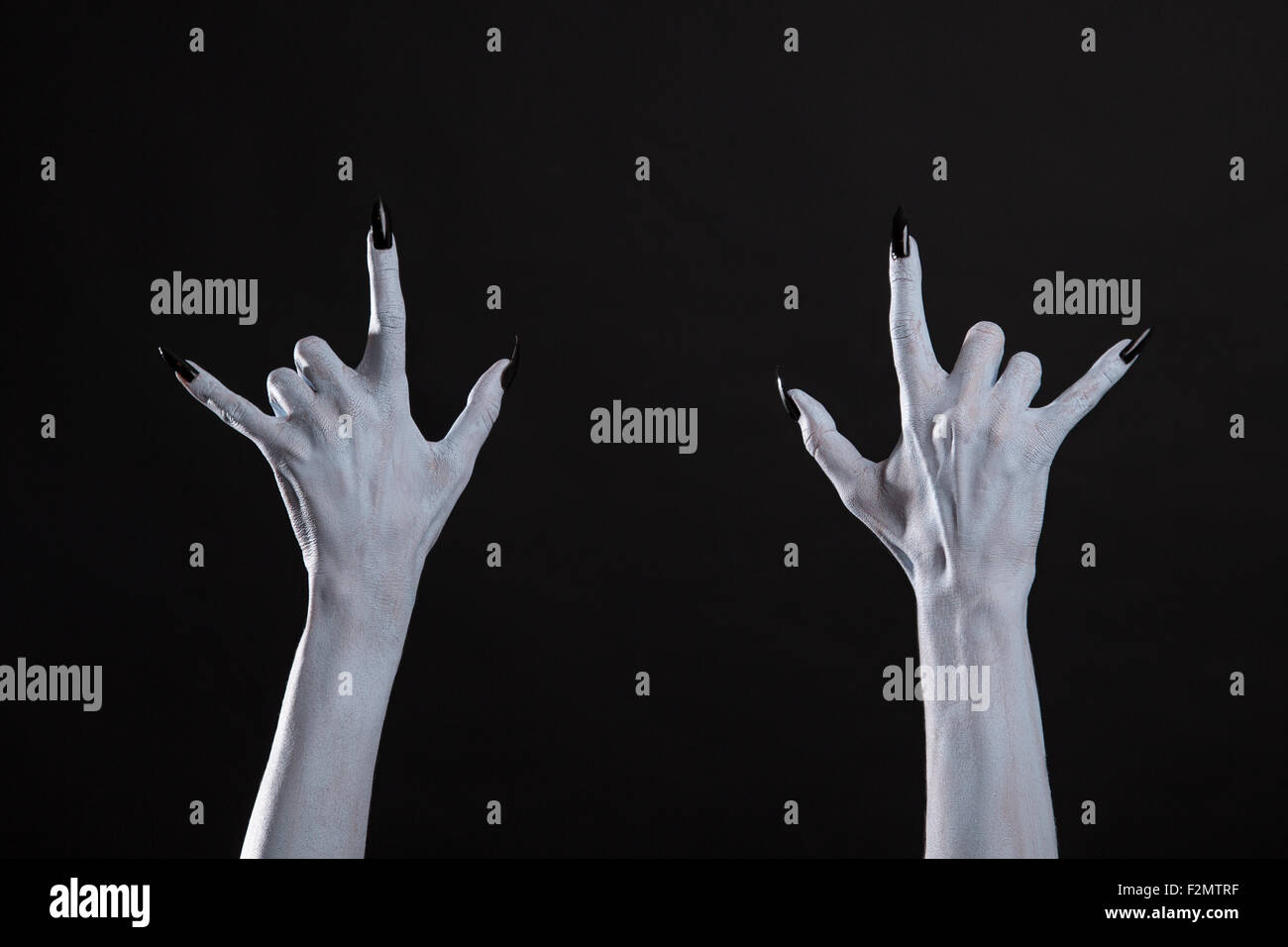 Mostro bianco che mostra le mani di metallo pesante segno, Halloween o tema musicale Foto Stock