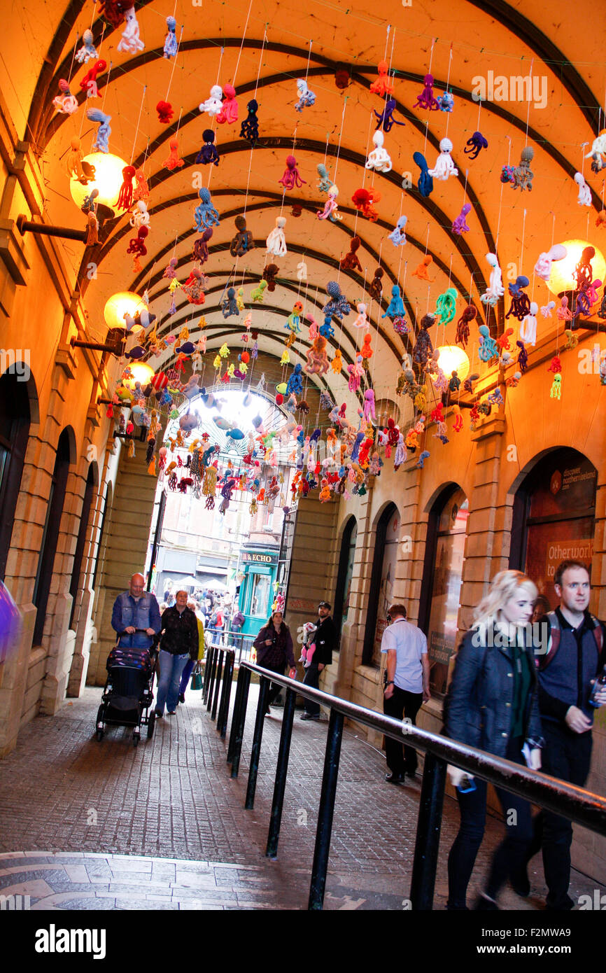 BELFAST, IRLANDA DEL NORD - 18 Settembre 2015: Visitatori godendo di Belfast cultura notte Foto Stock