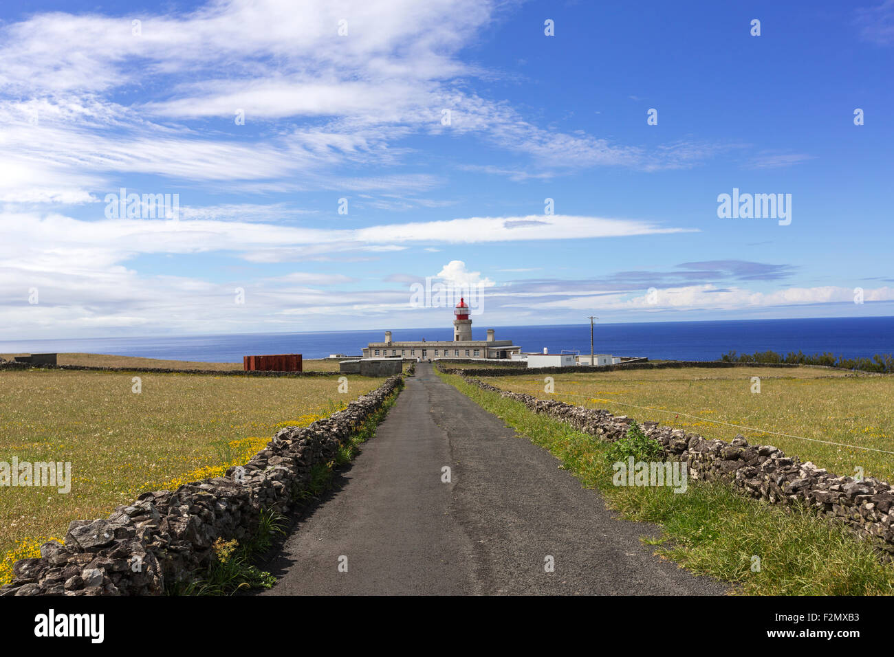 Strada per il faro di Ponta do Albernaz, sull isola di Flores, Azzorre Foto Stock