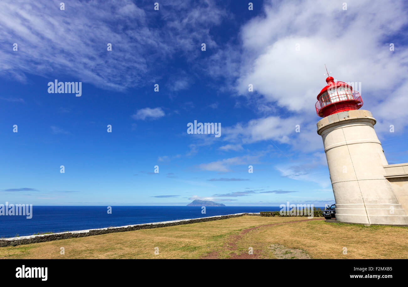 Il faro di Ponta do Albernaz con Corvo isola sullo sfondo, sull isola di Flores, Azzorre Foto Stock