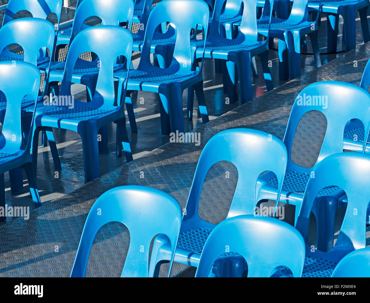 Blaue Stühle Foto Stock