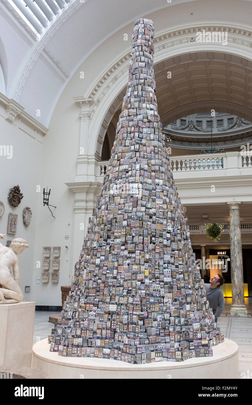 Londra, Regno Unito. 8 settembre 2015. Barnaby Barford è di sei metri di altezza di installazione di ceramica "Torre di Babele" che è stato creato per il V&A è esposta nel museo di medievale e rinascimentale gallerie fino al 1 novembre 2015. La torre di Babele è composta da 3000 singoli bone china raffiguranti edifici reali negozi di Londra. Foto Stock