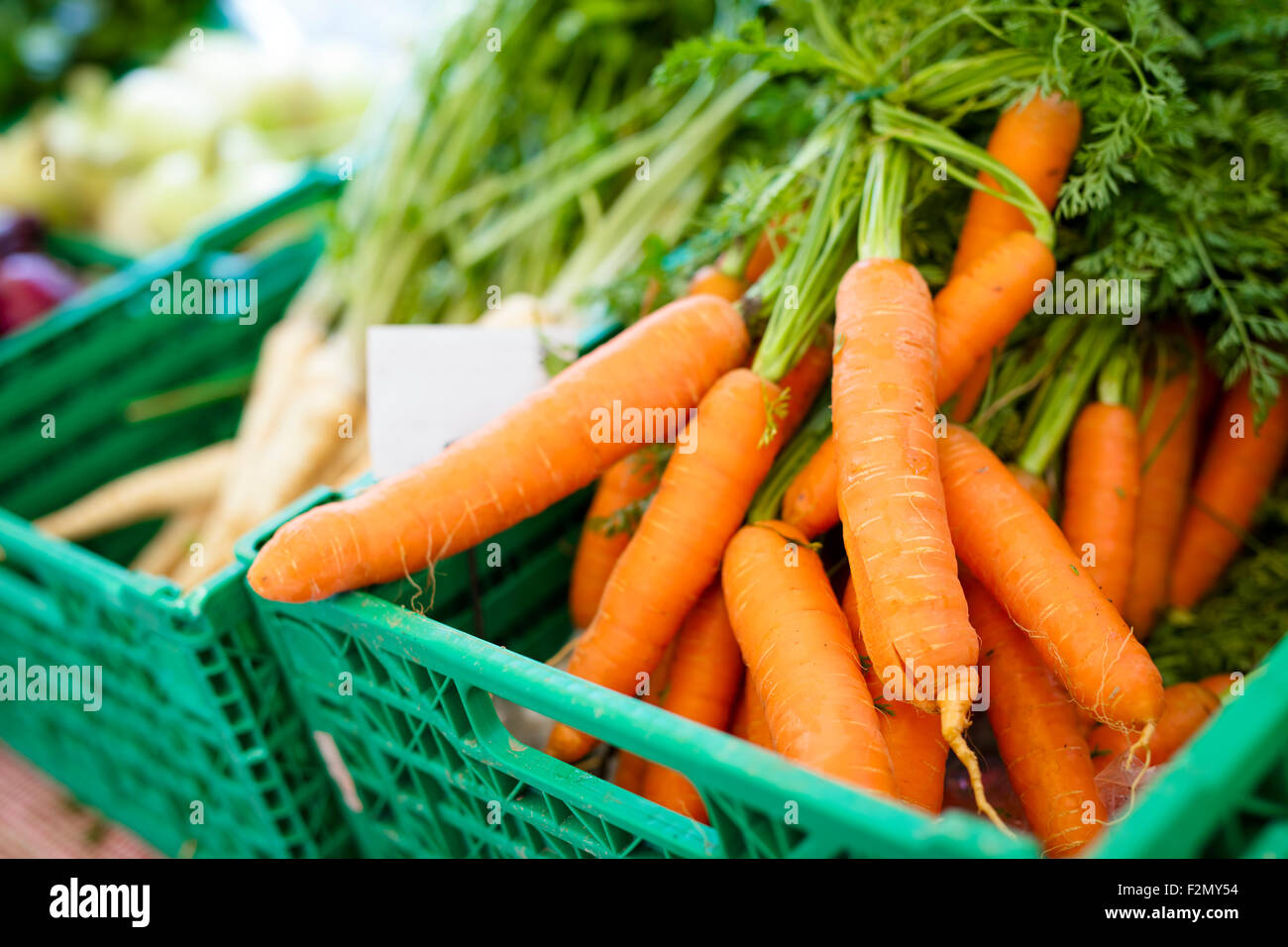 Sana le carote organico al mercato degli agricoltori Foto Stock