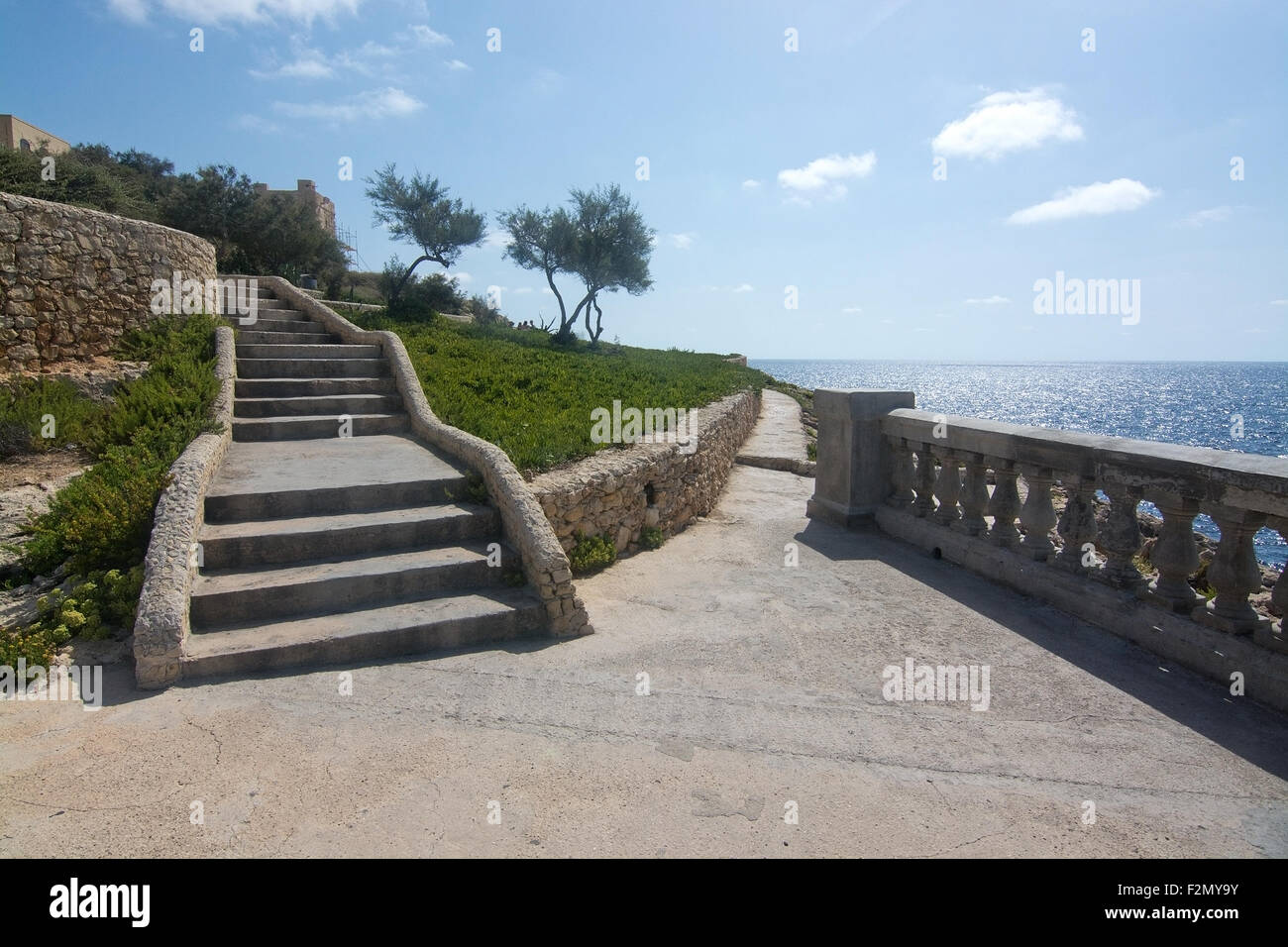 Parco con alberi secolari e scale di punto di vista costiera vicino alla famosa attrazione turistica Grotta Blu in una giornata di sole nel mese di settembre Foto Stock