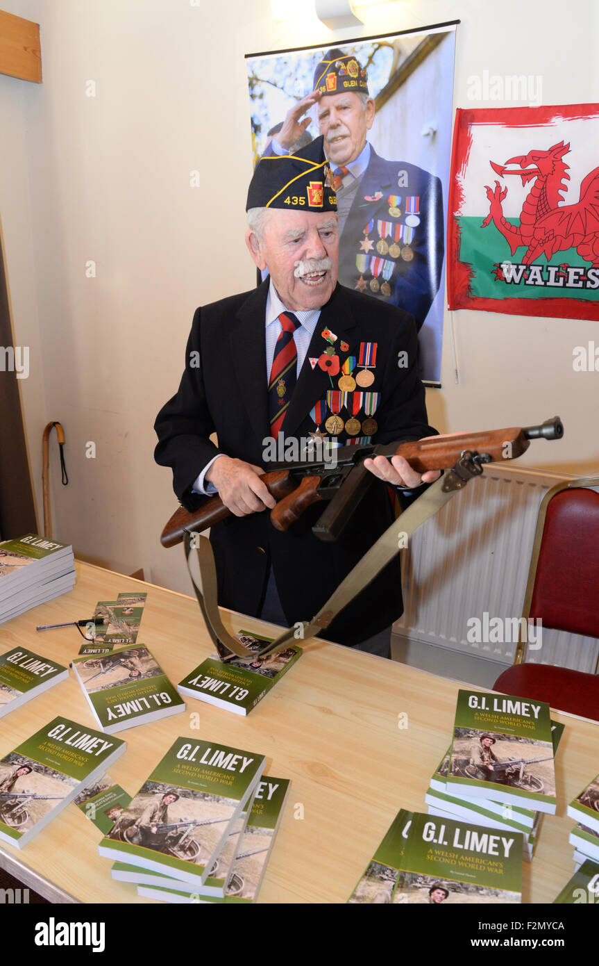 Mumbles, Swansea, Regno Unito. Il 21 settembre, 2015. 92 anni di Welsh/American GI Cliff Guard noto come Limey lancia un libro sulla sua expolits durante la Seconda Guerra Mondiale in Mumbles vicino a Swansea. Nato da una famiglia povera a Swansea dopo la giunzione della marina mercantile e si trovò negli Stati Uniti dove è entrato a far parte dell'esercito americano e ha contribuito a liberare l'Europa dai nazisti. Comunicato stampa disponibile da Steve@stevephillipsphotography/Alamy Live News Foto Stock