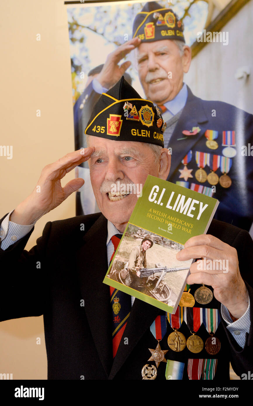 Mumbles, Swansea, Regno Unito. Il 21 settembre, 2015. 92 anni di Welsh/American GI Cliff Guard noto come Limey lancia un libro sulla sua expolits durante la Seconda Guerra Mondiale in Mumbles vicino a Swansea. Nato da una famiglia povera a Swansea dopo la giunzione della marina mercantile e si trovò negli Stati Uniti dove è entrato a far parte dell'esercito americano e ha contribuito a liberare l'Europa dai nazisti. Comunicato stampa disponibile da Steve@stevephillipsphotography/Alamy Live News Foto Stock