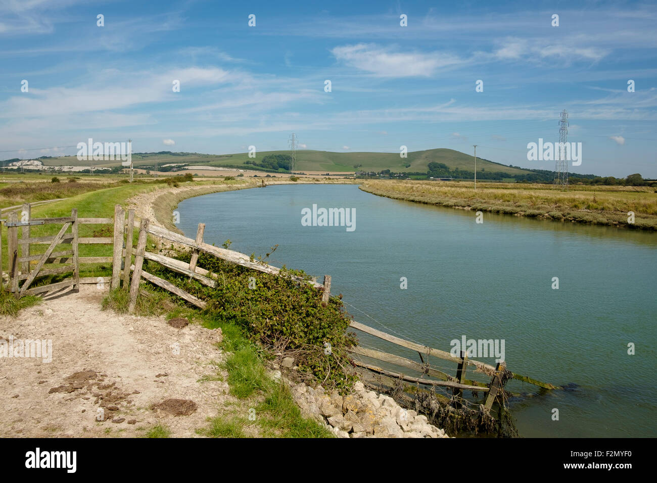 Un paesaggio piatto interupting South Downs in East Sussex - l'uomo fatto canale per il fiume Ouse tra Lewes e Newhaven Foto Stock