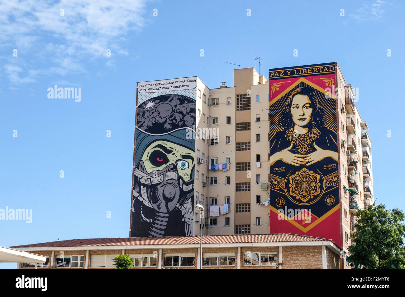 Dipinti murali di D faccia (l) en obbedire Shepard Fairey (r) in Malaga Soho, art district, Andalusia, Spagna. Foto Stock