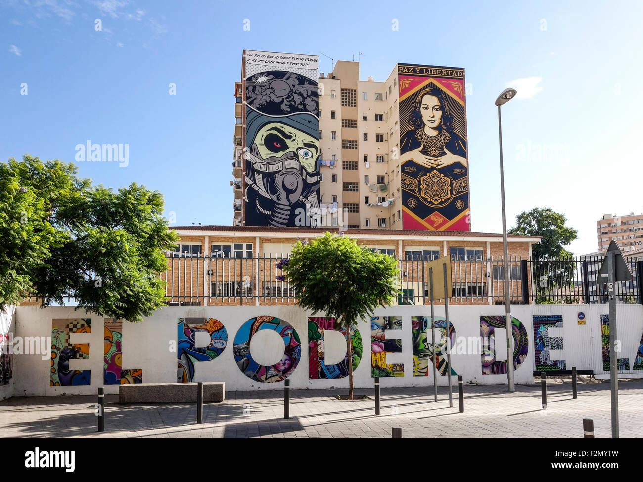 Dipinti murali di DFace (l) Dean Stockton ed obbedire, Shepard Fairey (r) in Malaga Soho, art district, Andalusia, Spagna. Foto Stock