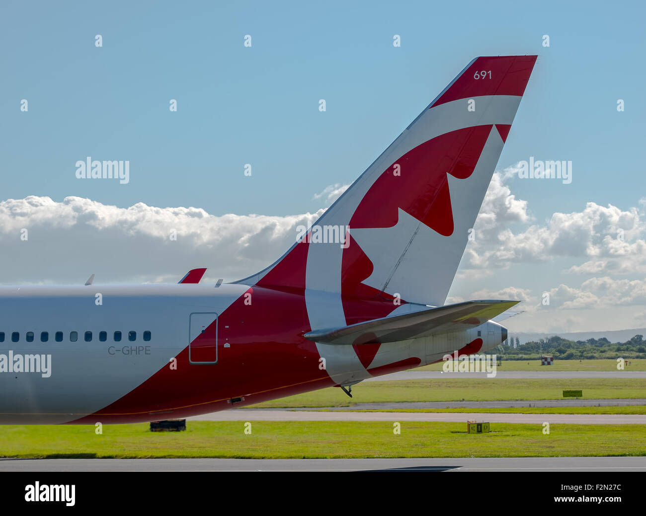 MANCHESTER, Regno Unito - Agosto 07, 2015: Air Canada Rouge Boeing 767 livrea di coda all'Aeroporto di Manchester Aug 07 2015. Foto Stock