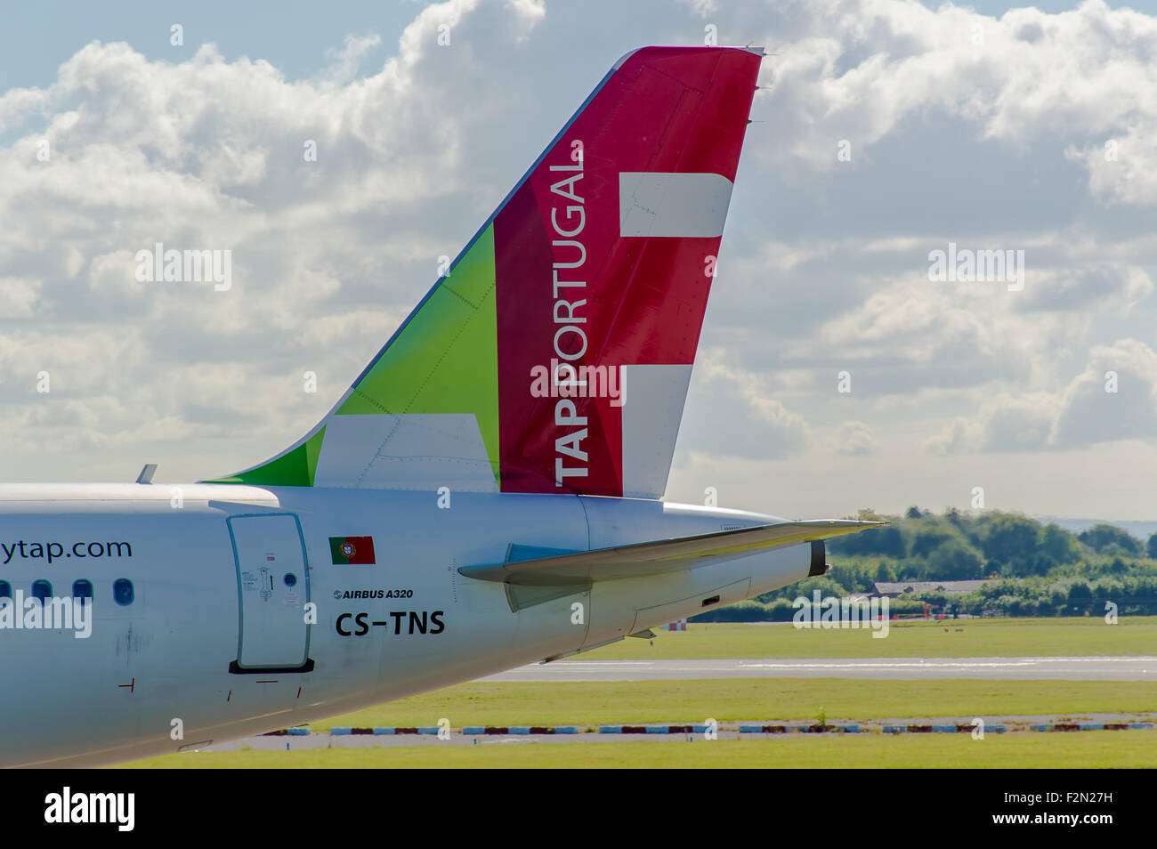 MANCHESTER, Regno Unito - Agosto 07, 2015: Aria Portogallo (TAP) Airbus A320 livrea di coda all'Aeroporto di Manchester Aug 07 2015. Foto Stock